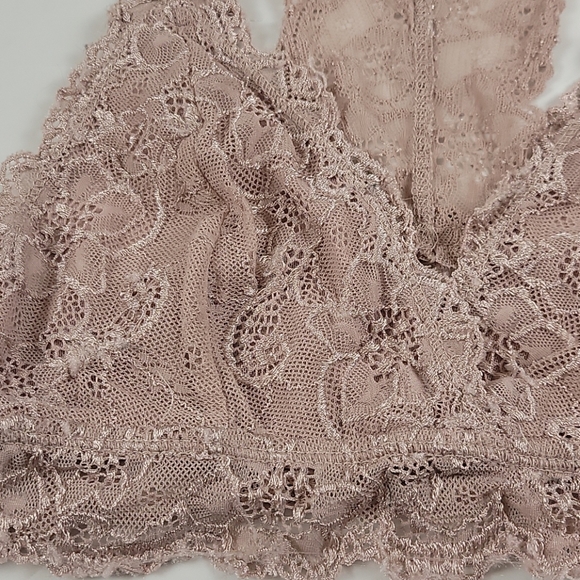 Francesca's pink lace small bra - Picture 2 of 4